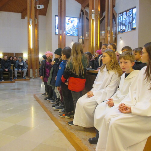 Drei junge Menschen, die sich in den Dienst mit den übrigen Ministrantinnen stellen, bringen Dynamik und Wertschätzung in die liturgischen Feierlichkeiten ein