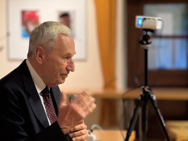Auf Einladung des kbw stellte Prof. Johannes Huber seine Thesen vor