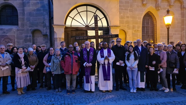 Der Stadtkreuzweg folgt symbolisch dem Weg Jesu nach Golgatha