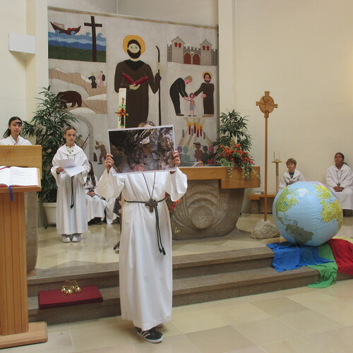 Ministrant*innen in St. Severin machen auf die Lage von Kindern in Madagaskars Minen aufmerksam