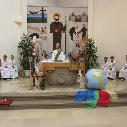 Ministrant*innen in St. Severin machen auf die Lage von Kindern in Madagaskars Minen aufmerksam