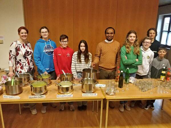 Firmkandiatinnen kochen Fastensuppe in St. Severin