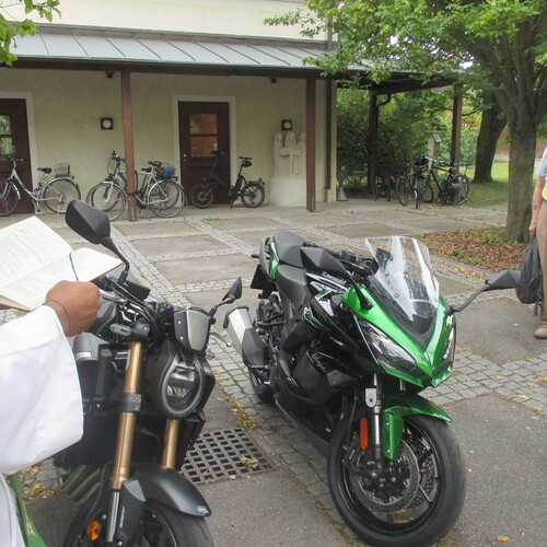 Pater Pius segnet Auto, Motorräder und Fahrräder