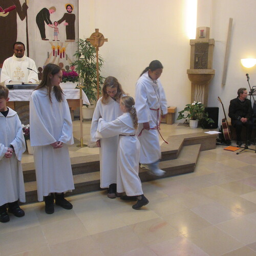 Drei junge Menschen, die sich in den Dienst mit den übrigen Ministrantinnen stellen, bringen Dynamik und Wertschätzung in die liturgischen Feierlichkeiten ein