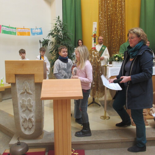 Erstkommunionkinder feiern mit bei der 1. Familienmesse 2025