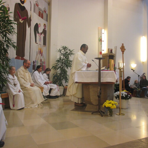 Drei junge Menschen, die sich in den Dienst mit den übrigen Ministrantinnen stellen, bringen Dynamik und Wertschätzung in die liturgischen Feierlichkeiten ein
