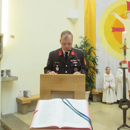 Auch wenn Sankt Florian heute als Schutzpatron gegen die Gefahr des Feuers bekannt ist, wurde er ursprünglich gegen Wassergefahr angerufen, woraus sich das Feuer-Patronat entwickelt hat