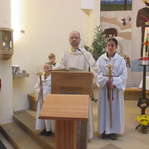 Drei junge Menschen, die sich in den Dienst mit den übrigen Ministrantinnen stellen, bringen Dynamik und Wertschätzung in die liturgischen Feierlichkeiten ein