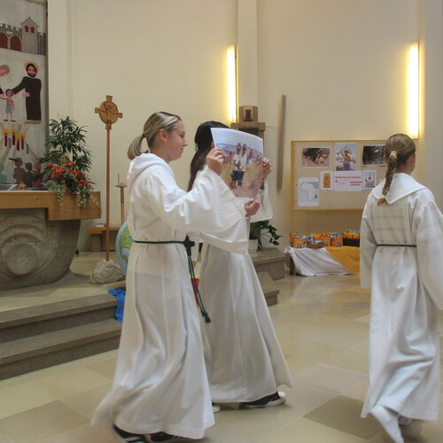Ministrant*innen in St. Severin machen auf die Lage von Kindern in Madagaskars Minen aufmerksam