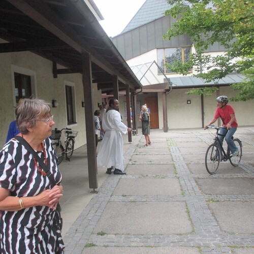 Pater Pius segnet Auto, Motorräder und Fahrräder