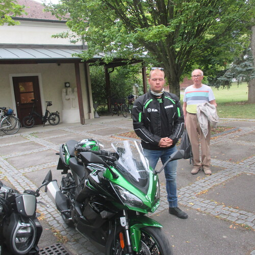 Pater Pius segnet Auto, Motorräder und Fahrräder