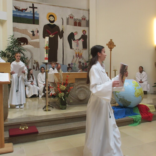 Ministrant*innen in St. Severin machen auf die Lage von Kindern in Madagaskars Minen aufmerksam