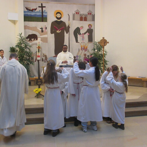 Drei junge Menschen, die sich in den Dienst mit den übrigen Ministrantinnen stellen, bringen Dynamik und Wertschätzung in die liturgischen Feierlichkeiten ein