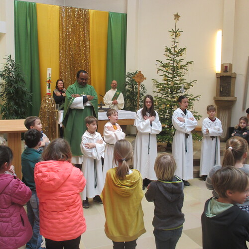 Erstkommunionkinder feiern mit bei der 1. Familienmesse 2025