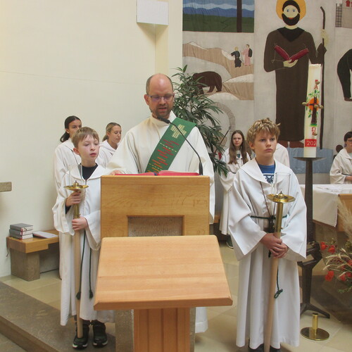 Ministrant*innen in St. Severin machen auf die Lage von Kindern in Madagaskars Minen aufmerksam