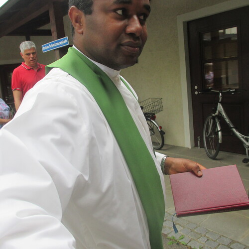 Pater Pius segnet Auto, Motorräder und Fahrräder