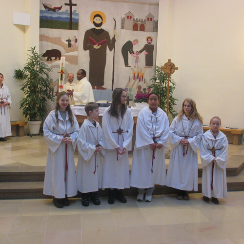 Drei junge Menschen, die sich in den Dienst mit den übrigen Ministrantinnen stellen, bringen Dynamik und Wertschätzung in die liturgischen Feierlichkeiten ein