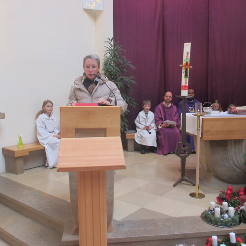 Tradition wird mit der Adventkranzsegnung gelebt