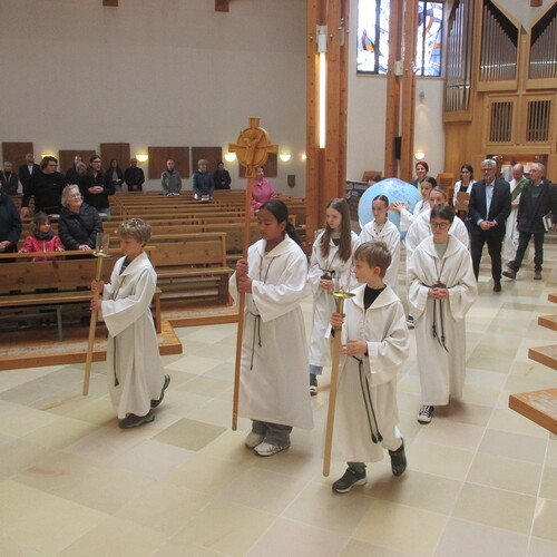Ministrant*innen in St. Severin machen auf die Lage von Kindern in Madagaskars Minen aufmerksam