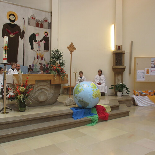 Ministrant*innen in St. Severin machen auf die Lage von Kindern in Madagaskars Minen aufmerksam